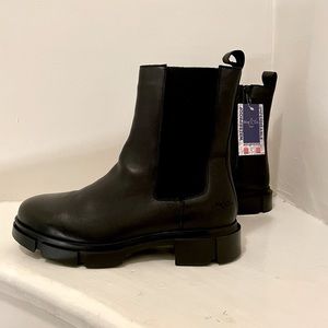 NWT Bos & Co “Lock” black waterproof leather Chelsea boot